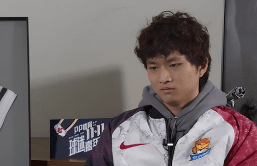 体育新闻Uzi在DWG比赛中出色发挥，领先优势明显引发热议！