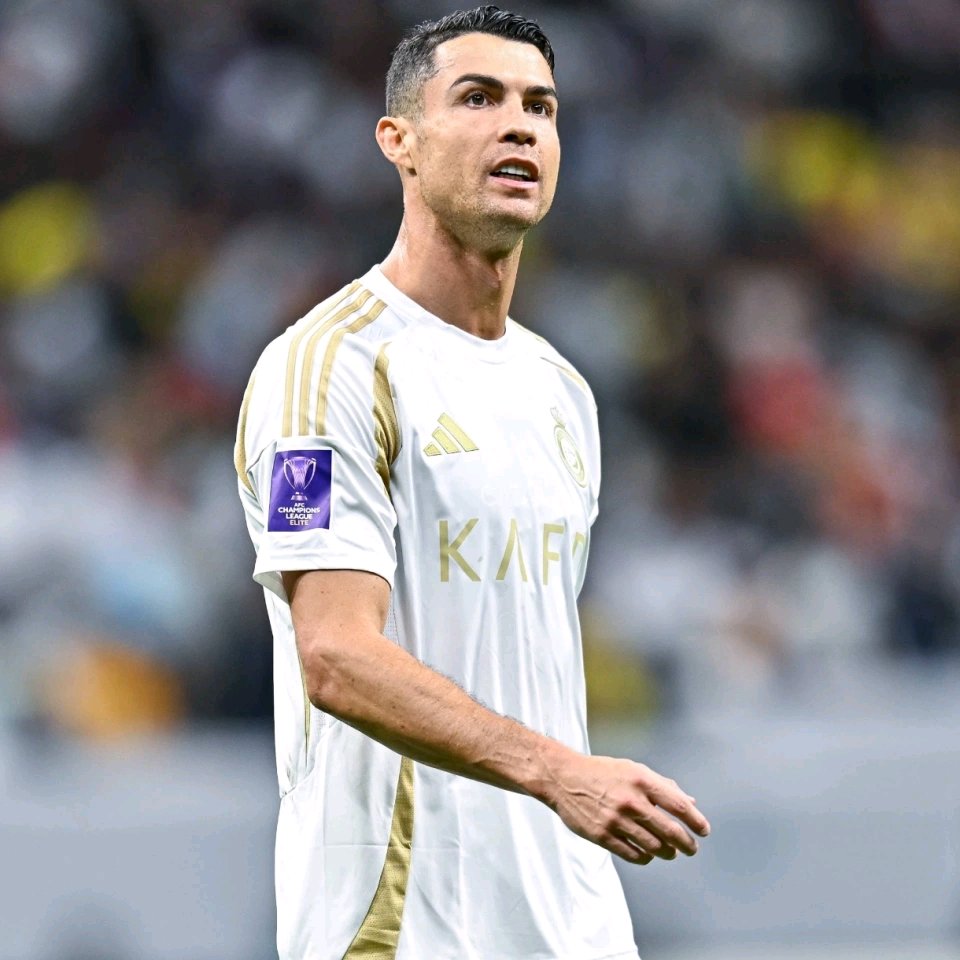 体育新闻包含C罗重返赛场，比赛局势复杂首场状态出色，中国队观众沸腾！引发球迷热议的词条